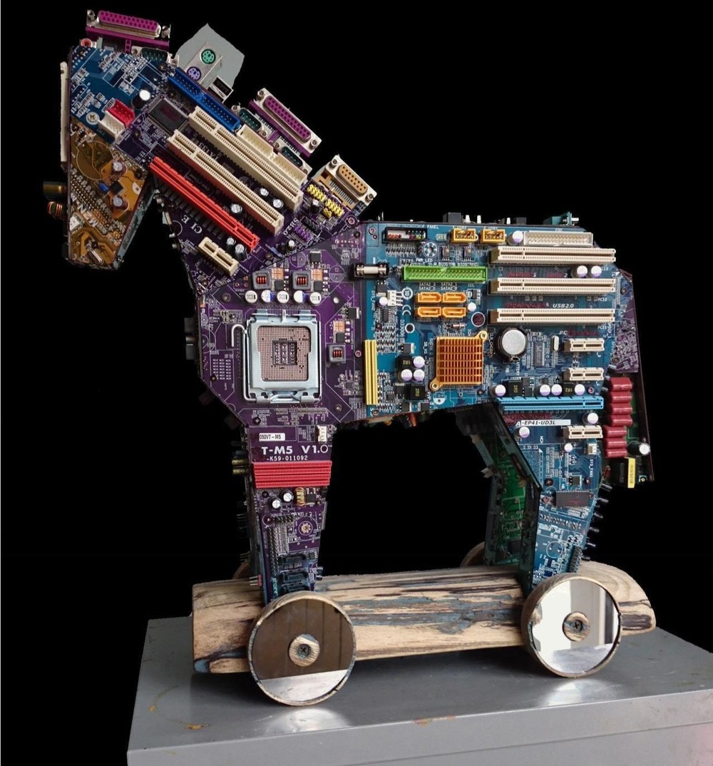 Троянский конь, 2015 г.  элементы компьютерной техники, пластик, дерево; 45 х 45 х 17 см.